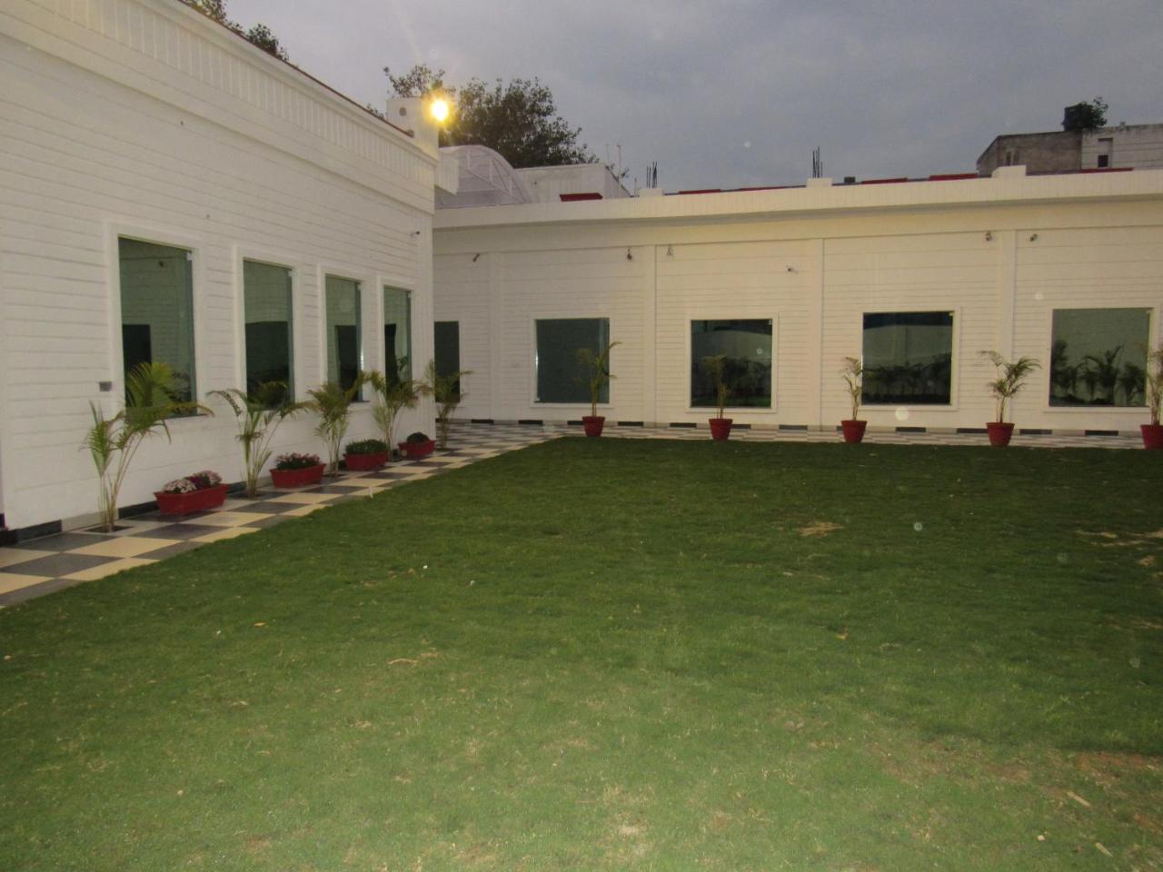Mohali The English Garden מראה חיצוני תמונה